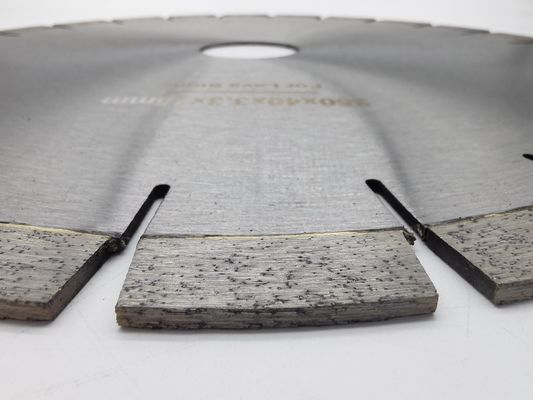 Pietra di lava a forma di U di taglio di 350 mm Disco a lama di seghe di diamanti con dimensioni di segmento 40 * 3.3 * 15 mm