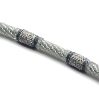 Una sega a fili multipli di diamanti per tagliare blocchi di pietra, lastre di roccia, piastrelle