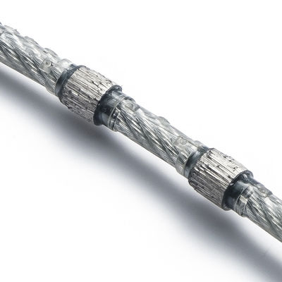 Una sega a fili multipli di diamanti per tagliare blocchi di pietra, lastre di roccia, piastrelle