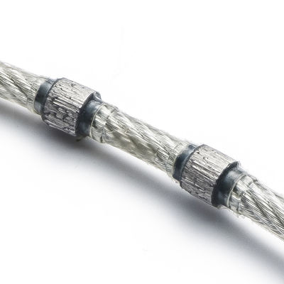 Una sega a fili multipli di diamanti per tagliare blocchi di pietra, lastre di roccia, piastrelle