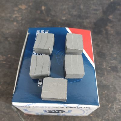 Supporto personalizzato ODM 2000mm Segmento di pietra da taglio per la lamina a forma di M Granito Diamante Strumento