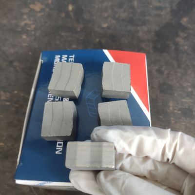 Supporto personalizzato ODM 2000mm Segmento di pietra da taglio per la lamina a forma di M Granito Diamante Strumento
