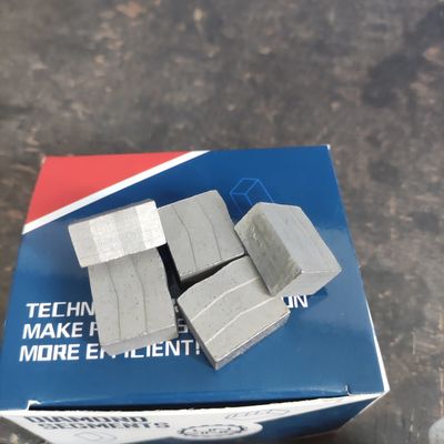 Supporto personalizzato ODM 2000mm Segmento di pietra da taglio per la lamina a forma di M Granito Diamante Strumento