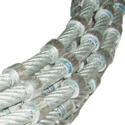 Mercato mondiale sega a fili di diamanti da 7,3 mm per il taglio di blocchi di pietra in una cava di granito