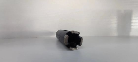 Scavo dritto bagnato utilizzando una trivella a core di diamante sinterizzato per la perforazione della pietra di granito