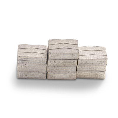 Segmento di diamanti in granito di forma M resistente da 24*7,6/8,4*15 mm per lama multi-cutter da 6,5 mm