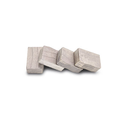 Segmento di diamanti in granito di forma M resistente da 24*7,6/8,4*15 mm per lama multi-cutter da 6,5 mm