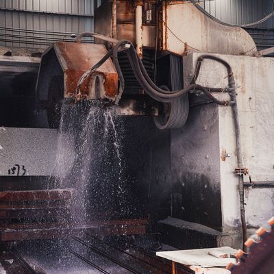Macchine di taglio di pietra a braccio singolo a lame multiple per la profilazione di blocchi di granito rosso