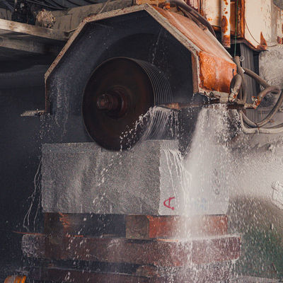 Macchine di taglio di pietra a braccio singolo a lame multiple per la profilazione di blocchi di granito rosso