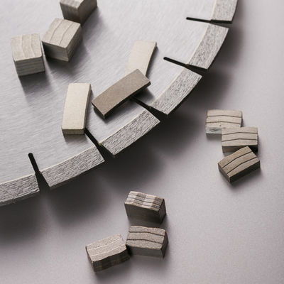 Taglio di granito semplificato 350 mm Lama di seghe di diamanti con dimensioni di segmento 40 * 3.2 * 10 mm