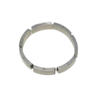 Segmenti di diamanti a lunga durata di vita con forma di segmento a strato per la costruzione di perforazioni di base