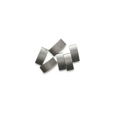 Segmenti di diamanti a lunga durata di vita con forma di segmento a strato per la costruzione di perforazioni di base