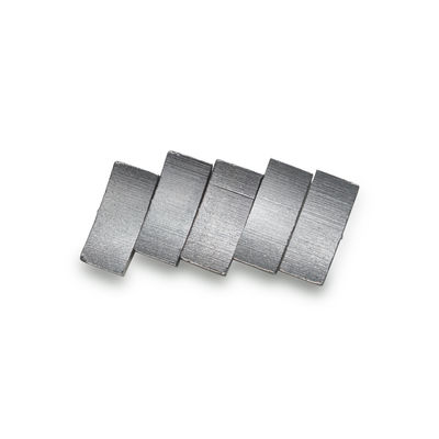 Segmenti di diamanti a lunga durata di vita con forma di segmento a strato per la costruzione di perforazioni di base