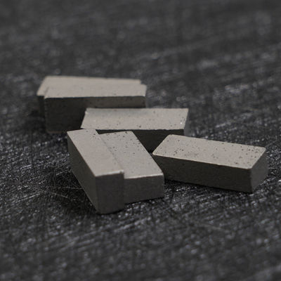 20*4,0/3,5*8mm Segmento di taglio di diamanti a sinterizzazione a caldo per il taglio di marmo e calcare