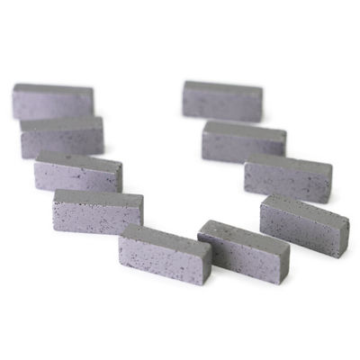 Segmento di seghe per segno di polvere metallica di diamanti da 20*4,8/5,4*8 mm per il taglio di pietre di granito dure medie