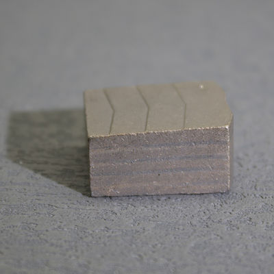 Macchina di stampa a freddo in polvere di metallo a segmento di diamanti per taglio umido D2000 2500 mm in Indonesia