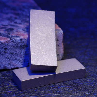 Macchina di stampa a freddo in polvere di metallo a segmento di diamanti per taglio umido D2000 2500 mm in Indonesia