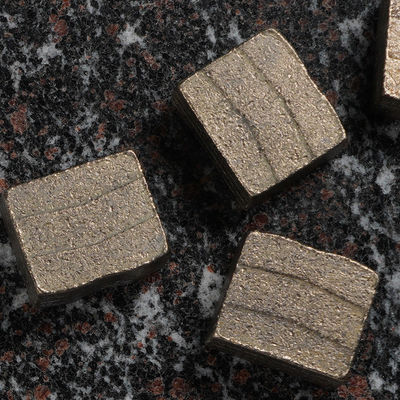 Macchina di stampa a freddo in polvere di metallo a segmento di diamanti per taglio umido D2000 2500 mm in Indonesia